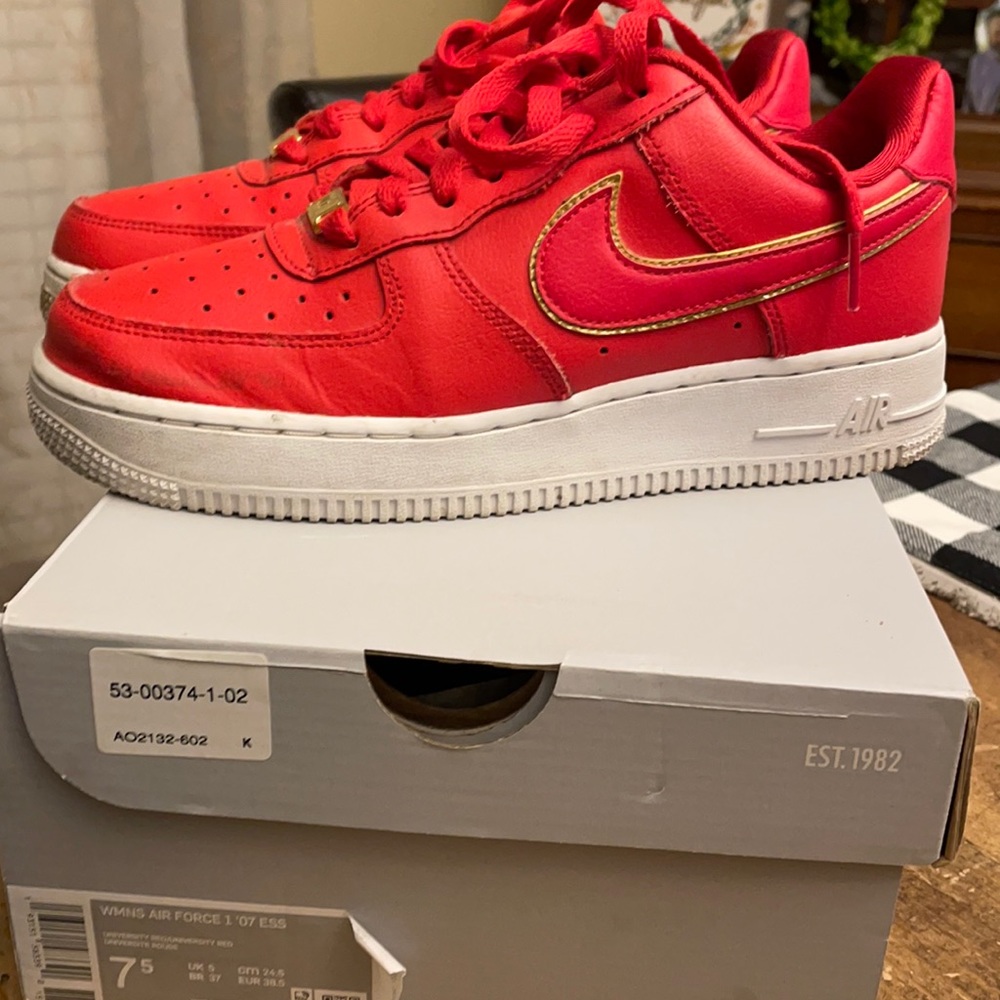Women’s Air Firce 1 ‘07 ESS RED size 7.5